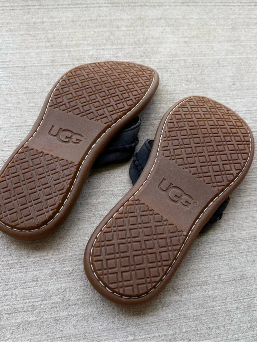 UGG 1002246 Men’s Size 8 Black Leather Flip Flop Thong Sandals Brown Sole
